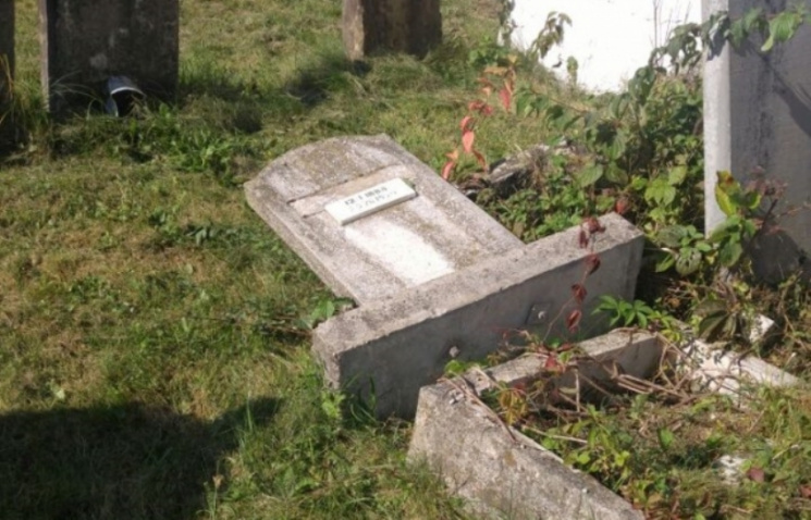 У Сваляві вандали понищили кладовище (ВІ…