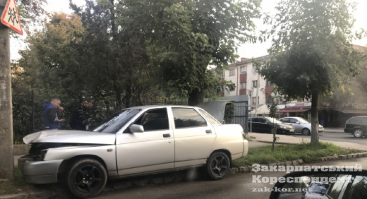 В Ужгороді автівка врізалася в електричн…