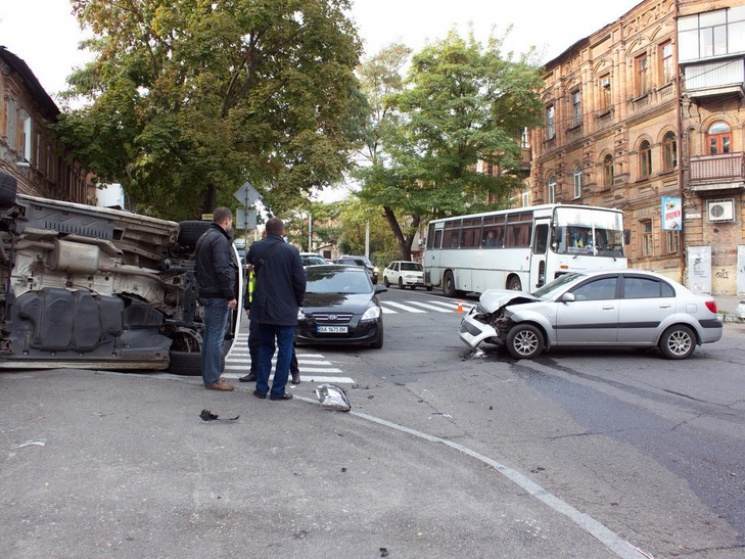 У Дніпрі через ДТП перекинувся мікроавто…