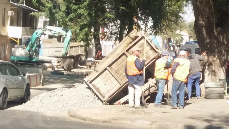 В Одесі вантажівка провалилася у яму…