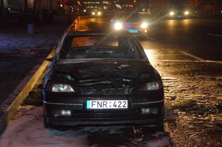У Києві пролунав вибух: Автівка на єврон…