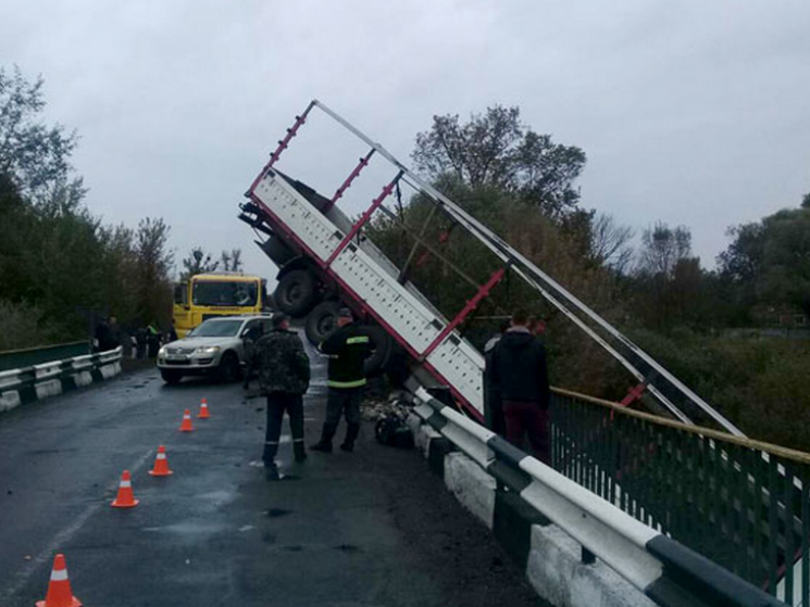 ДТП на Полтавщині: Вантажівка з мосту "в…