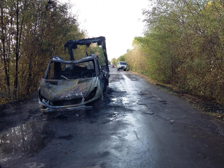 На Харківщині вогонь знищив мікроавтобус…