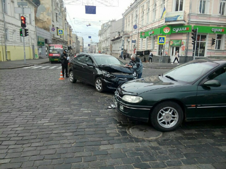 В центре Харькова столкнулись две иномар…