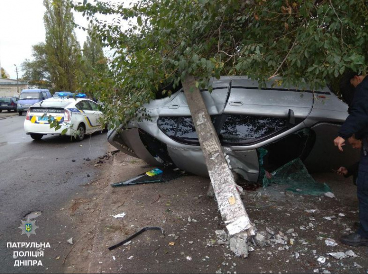 У Дніпрі автомобіль перевернувся на дах:…