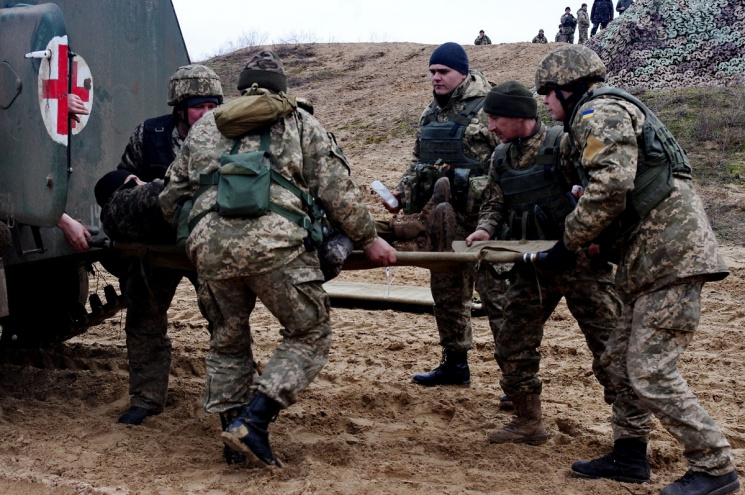 На фронті поранено двох бійців України,…