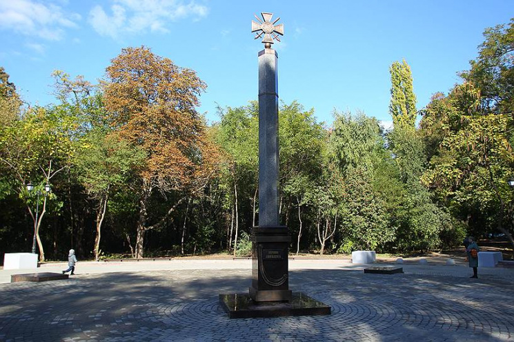 На России установили монумент "героям" Д…