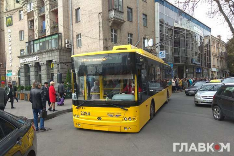 Возле Майдана набитый людьми троллейбус…