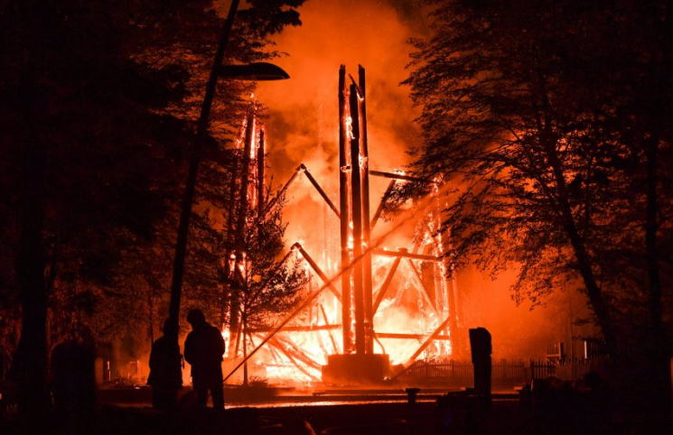 Огонь уничтожил известную деревянную баш…