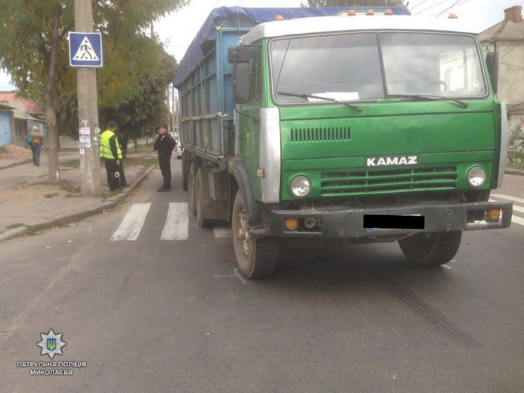 В Миколаєві вантажівка "штовхнула" легко…