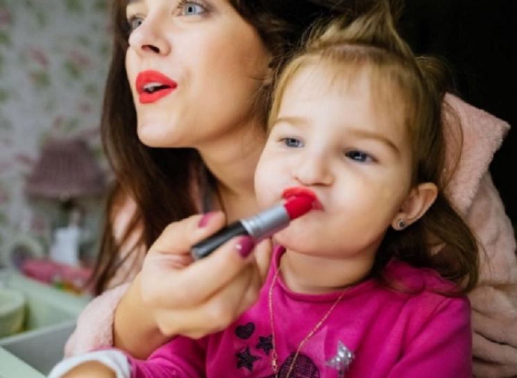 Маша Собко нанесла макияж 2-летней дочер…