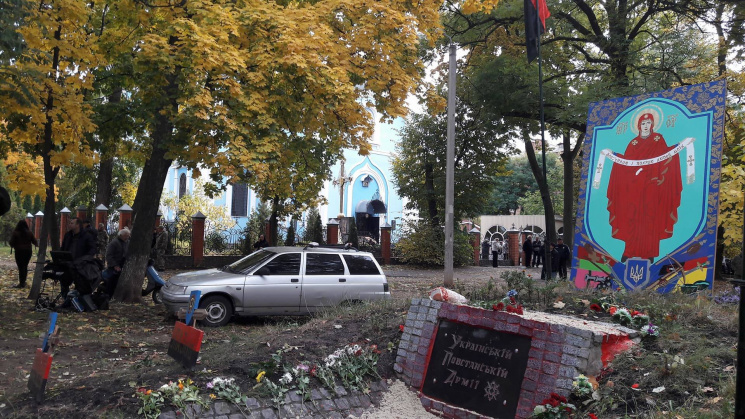 В Харькове неизвестные облили красной кр…