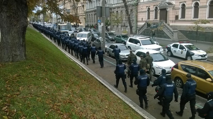 Как сотни полицейских парк Шевченко в Ки…