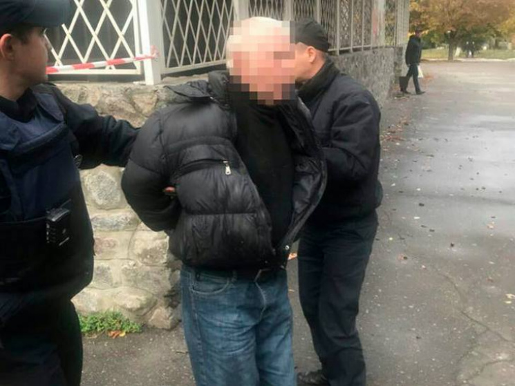 В Кременчуге 58-летний мужчина угрожал п…