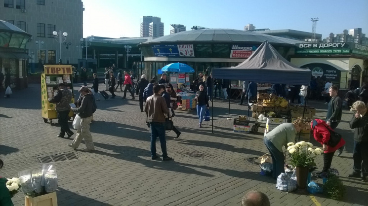 Вокзальна площа у Києві перетворилася на…