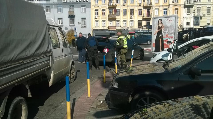 У центрі Києва копи "шмонають" автівки м…