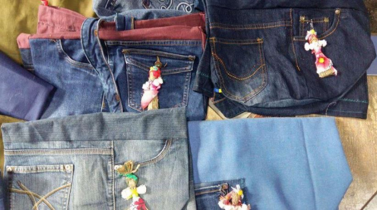 Волонтери Дніпра шиють зі старих джинсів…