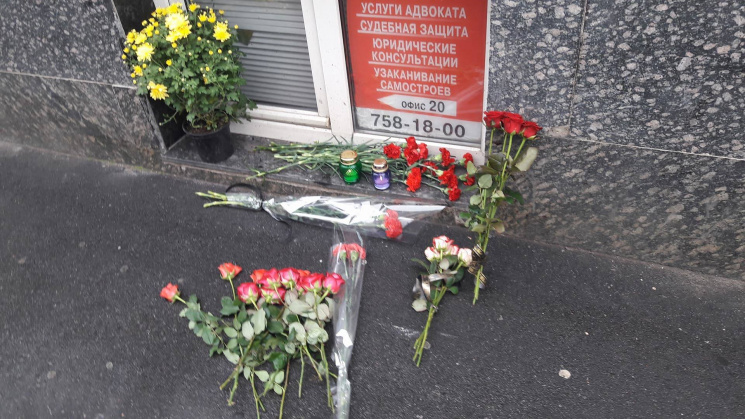 Харьковчане несут цветы к месту кровавой…