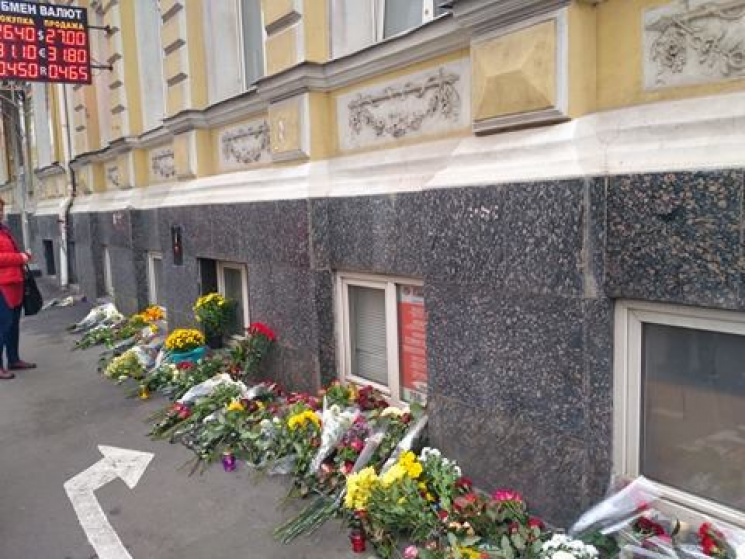 Харків&#039;яни продовжують нести квіти…