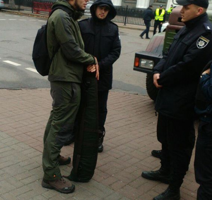 У Києві чоловік зі снайперською гвинтівк…