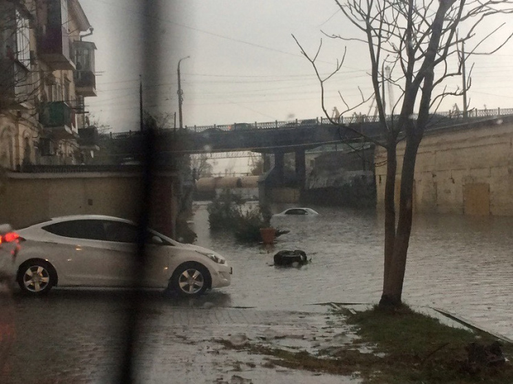 На Росії посеред вулиці потонула машина…