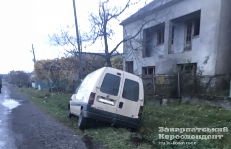 На Виноградівщині автівка врізалася у ко…