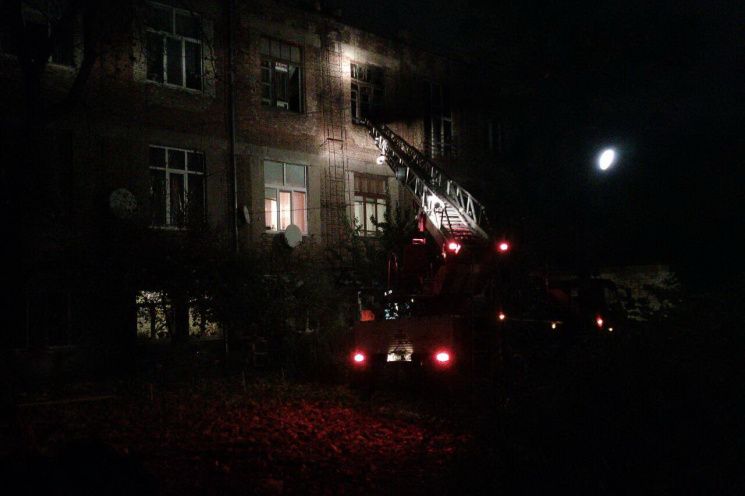 У Харкові з палаючого будинку евакуювали…