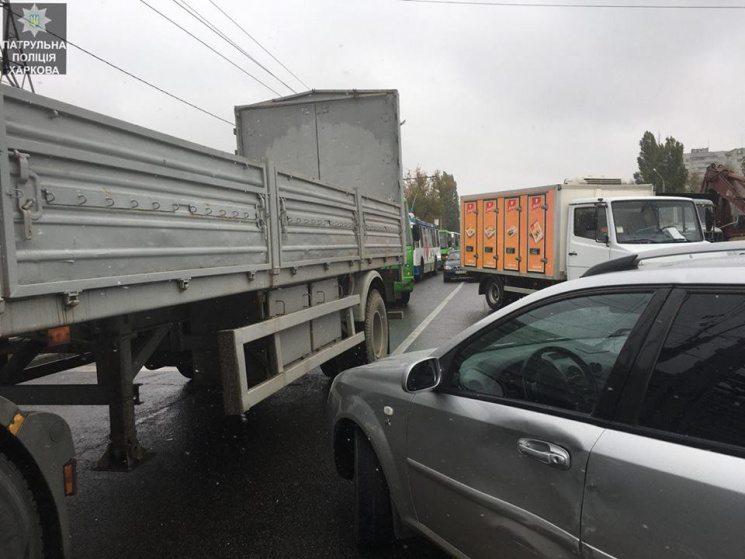 В Харькове грузовик и иномарка не подели…