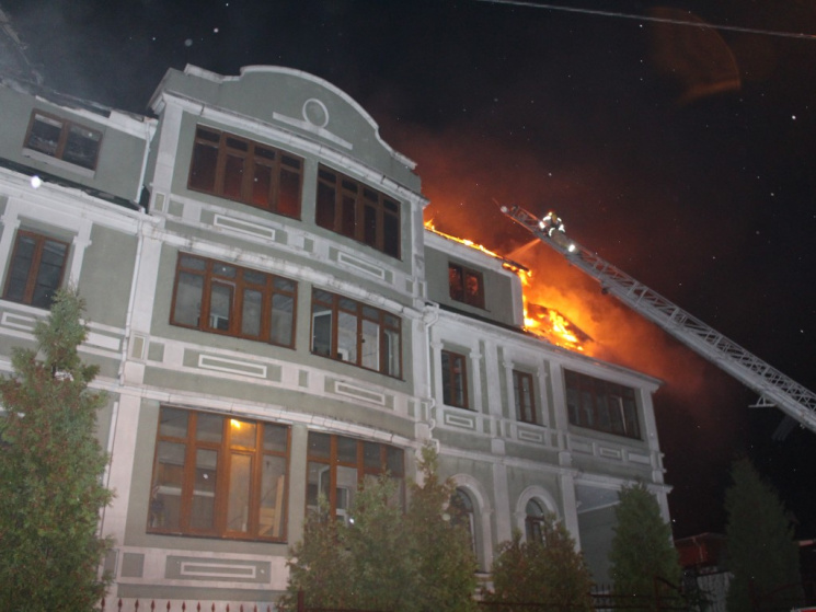 У Києві згорів гуртожиток, де мешкали пе…