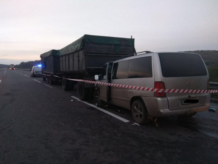 На Миколаївщині мінівен влетів у вантажі…