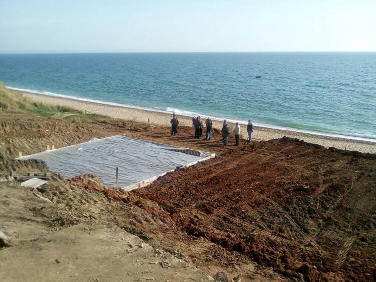 В Чорноморці на пляжі начали будувати бу…