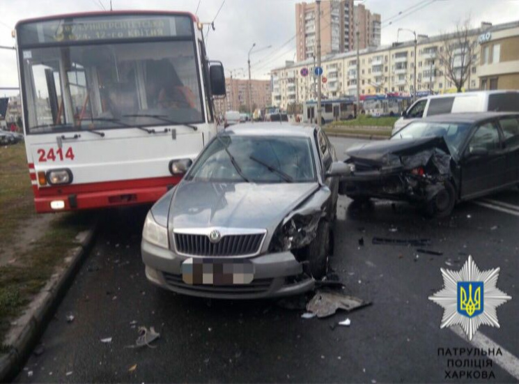 В Харькове две иномарки и троллейбус не…