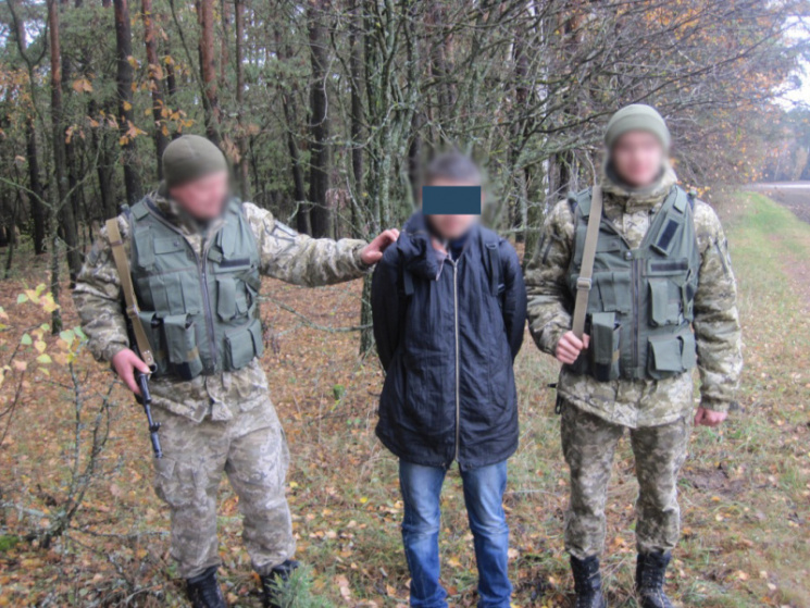 На кордоні затримали українця, який ніс…