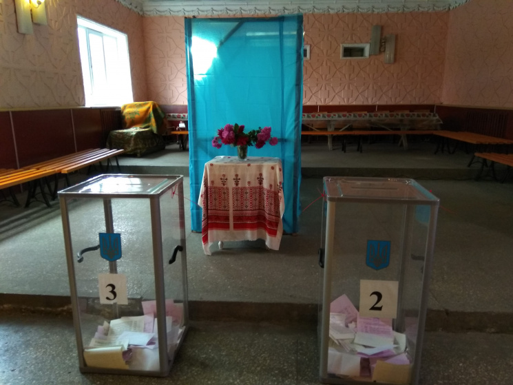 Явка виборців на ДВК Хмельниччини близьк…