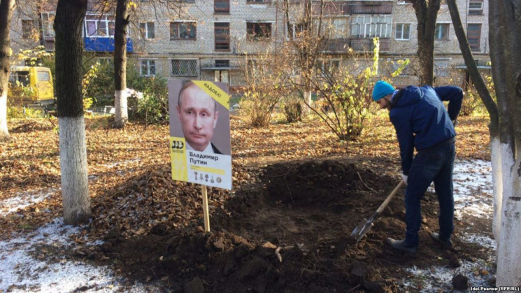 На России активист носит на принудительн…