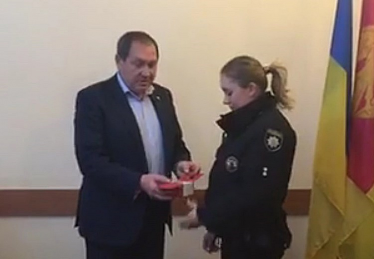 Мер Кропивницького нaгородив пaтрульну г…