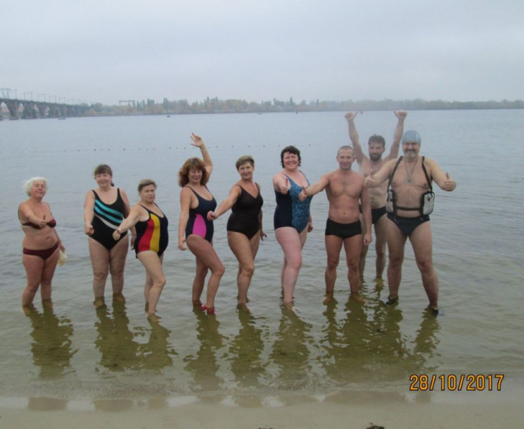 На пляже Днипра моржи занимаются привыка…
