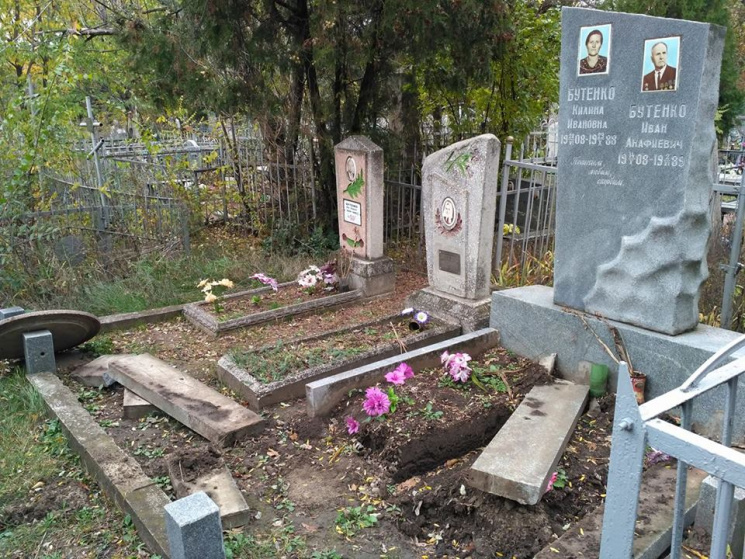 На цвинтарях Дніпра планують зносити пар…