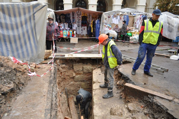 Археологи розкопали на львівському ринку…