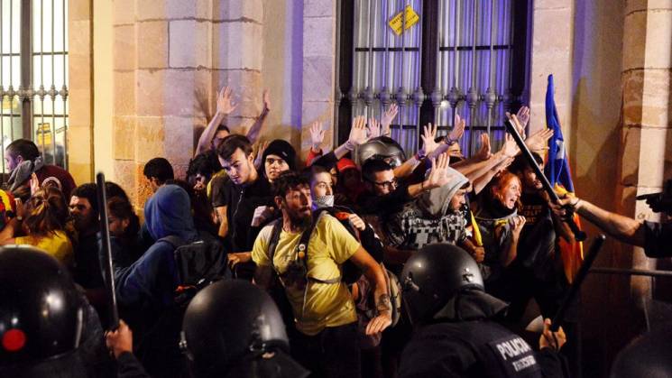 Бунт в Барселоне: Каталонцы подрались с…