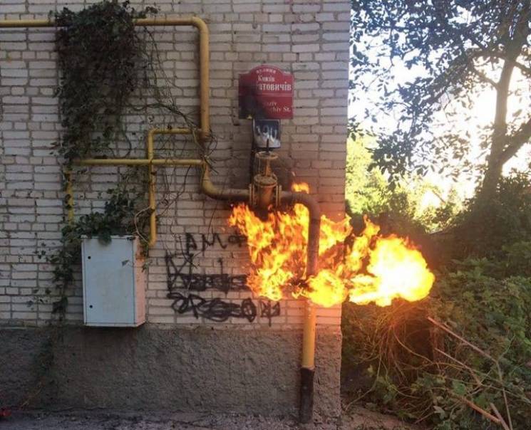 У Вінниці спалахнув газовий стояк (ФОТО)…