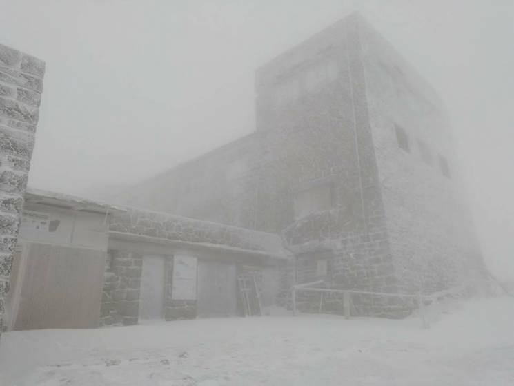 На вершинах Карпат іде сніг (ФОТО)…