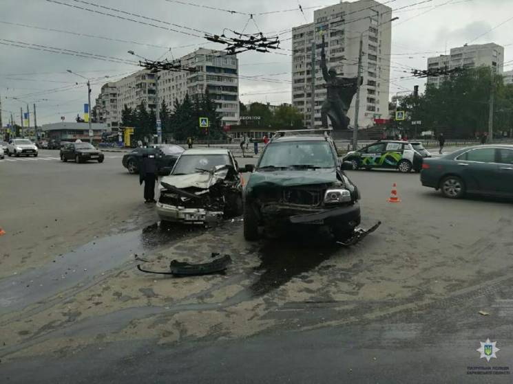 В центре Харькова разбились два авто…