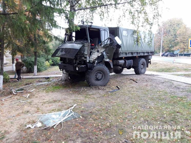 На Харківщині військова вантажівка потра…