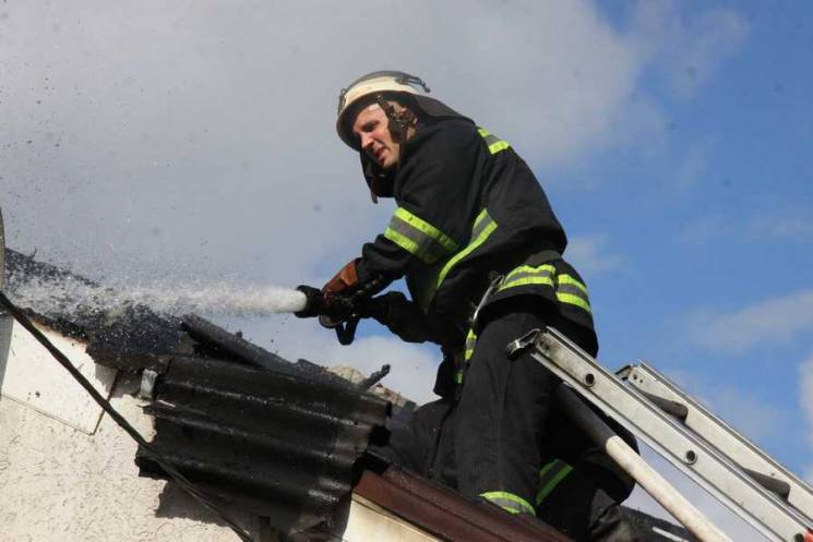 У Вінниці 17 рятувальників гасили пожежу…