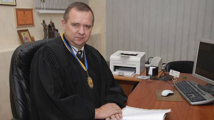 В Харькове дом одиозного судьи оклеили м…