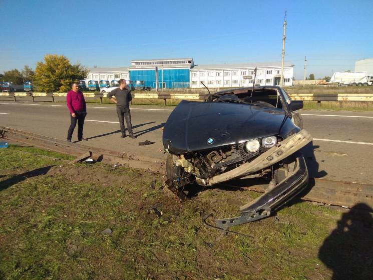 Під Дніпром автівка протаранила металеву…