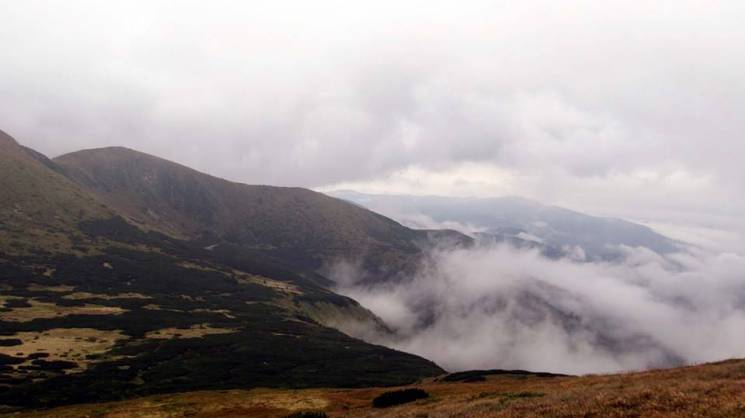 Осень в горах: Как облака "цепляются" за…