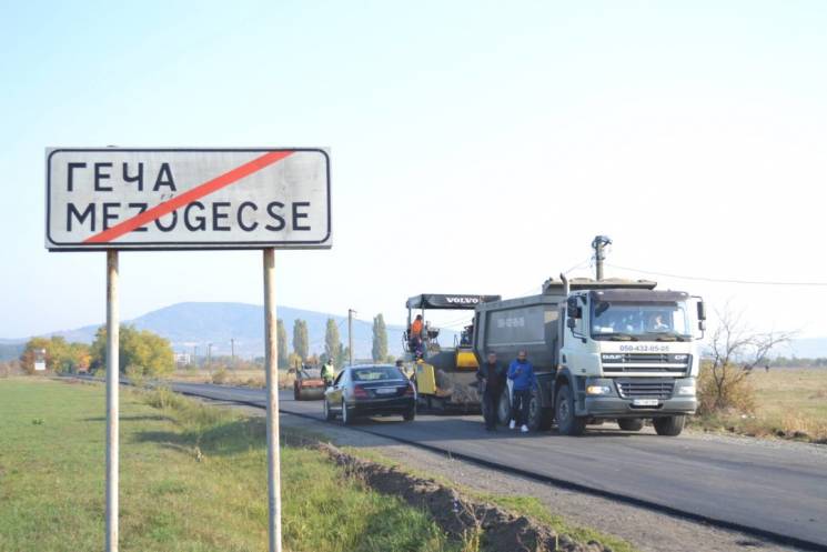 На Берегівщині ремонтують дорогу до "фес…