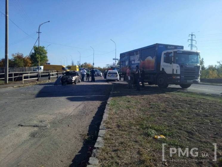 В Мукачеве столкнулись грузовик и такси:…